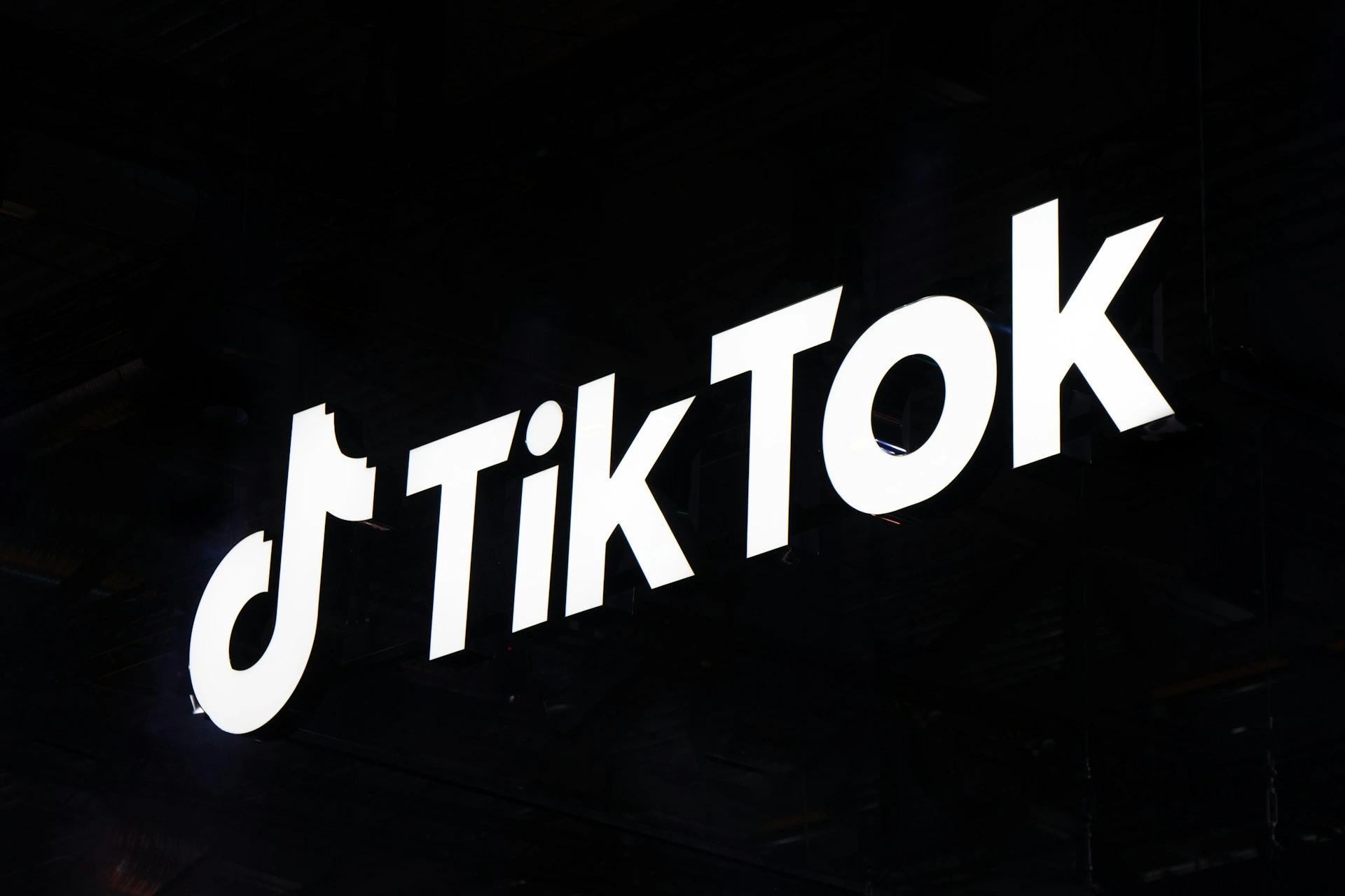 TikTok Fyrer Hundredevis af Medarbejdere i Skift til AI Indholdsmoderering