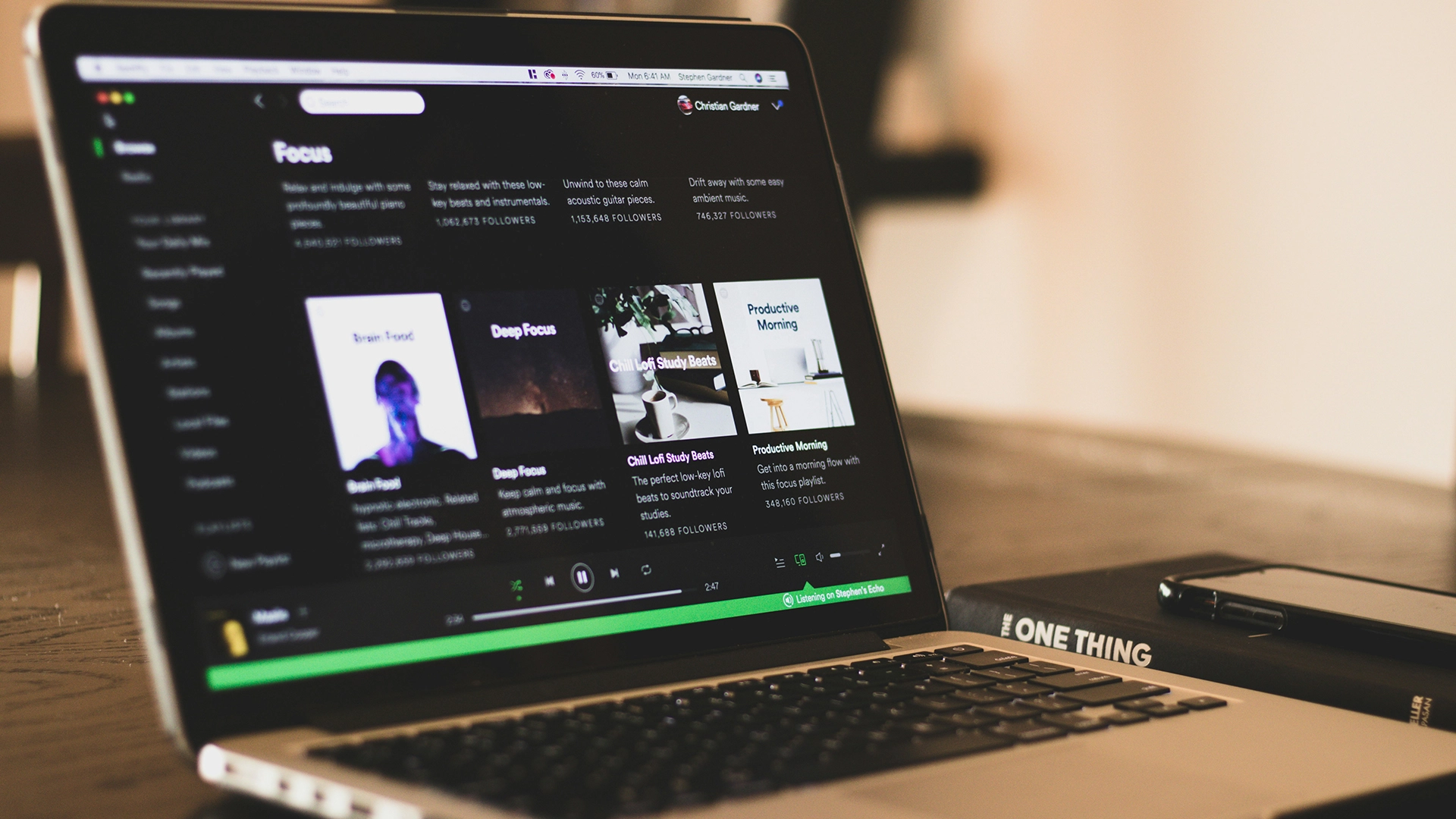 Spotify Offentligg&oslash;r AI-Genererede Sange Under Afd&oslash;de Kunstneres Navne Uden Tilladelse